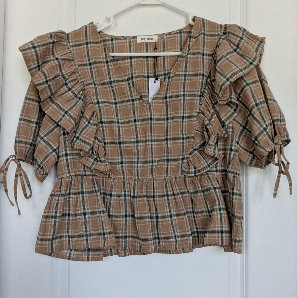 Boutique Day & Moon Neutral Colored Peplum Top NWT W/Neutral Large Leggings